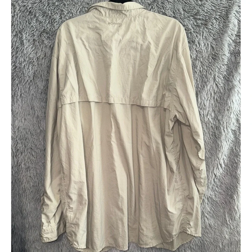 Columbia Men's Lightweight Button-Down Shirt in Khaki
